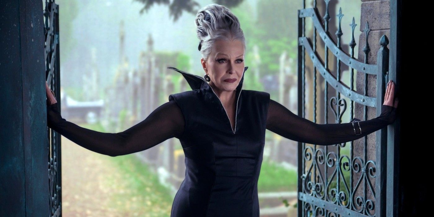 Joanna Lumley dans le rôle de Grand-mère Hester Frump debout entre une porte dans la saison 2 de Mercredi.