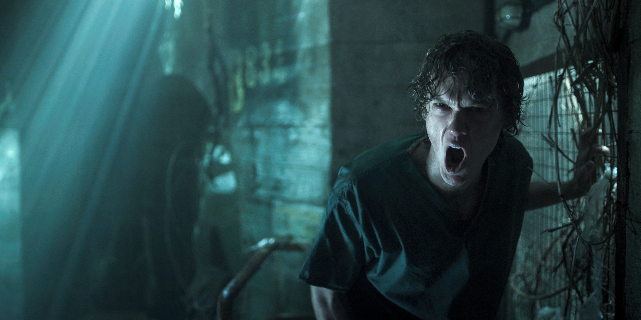 Tyler hurle dans la partie 2 de la saison 2 de la série Mercredi sur Netflix.