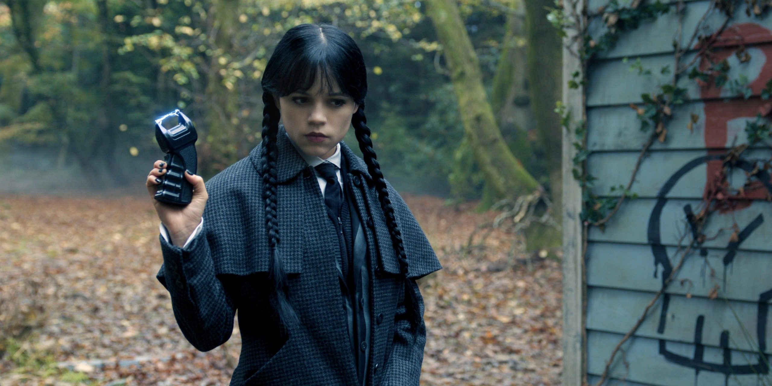 Jenna Ortega est Mercredi Addams dans la partie 2 de la saison 2 de la série Mercredi sur Netflix.