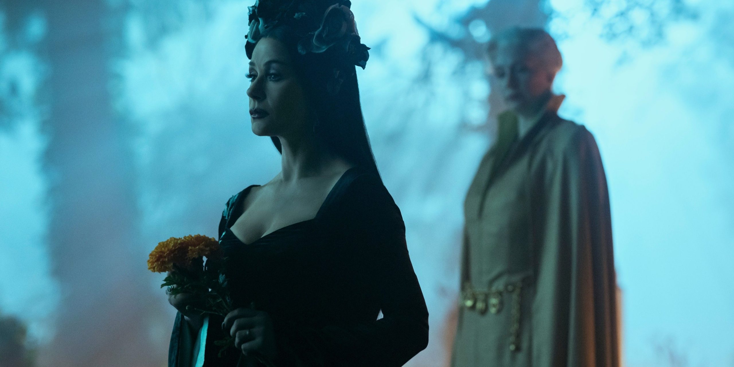 Le fantôme de la principal Weems se tient derrière Morticia Addams dans la saison 2 partie 2 de Mercredi.