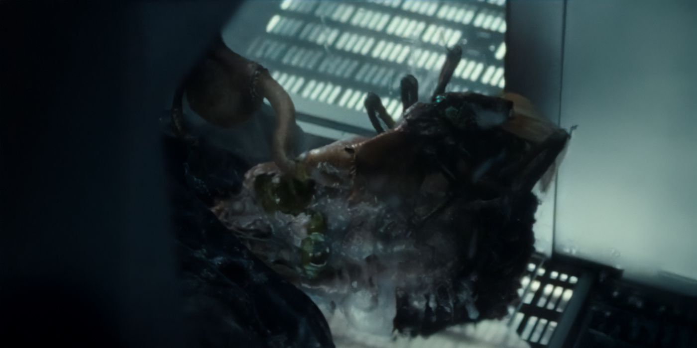 La terrible Mouche extraterrestre dévorant Isaac avec un liquide acide dans Alien: Earth.