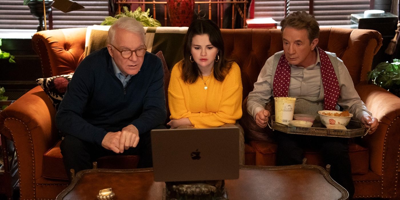 Steve Martin, Selena Gomez et Martin Short regardant un ordinateur portable dans la saison 4 de Only Murders in the Building, disponible sur Disney+.