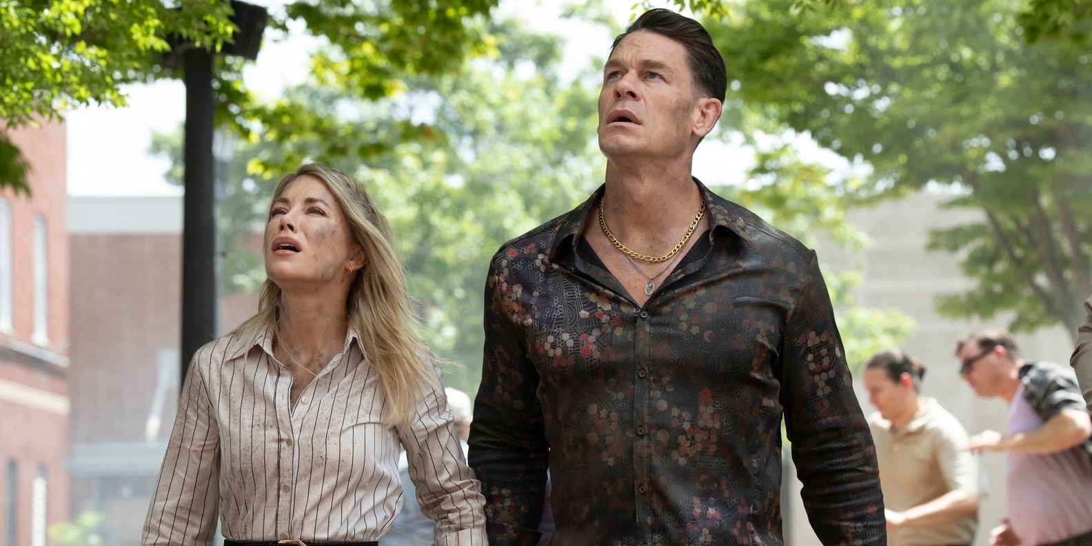 Chrisopher Smith (John Cena) et Emia Harcourt (Jennifer Holland) dans l'épisode 3 de la saison 2 de Peacemaker sur HBO Max.