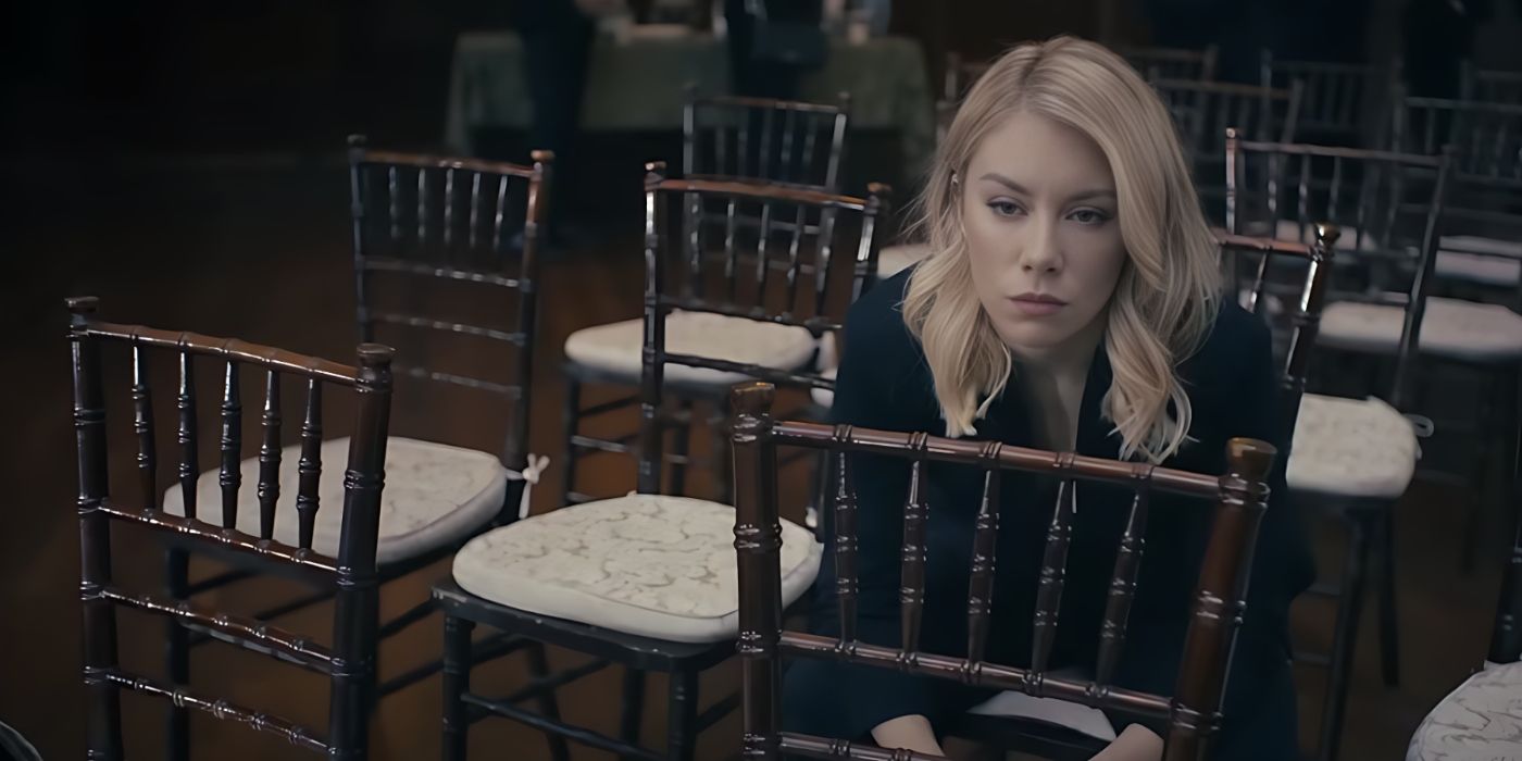 Emilia Harcourt (Jennifer Holland), écartelée entre son devoir d’agent et son amitié avec Chris dans Peacemaker.