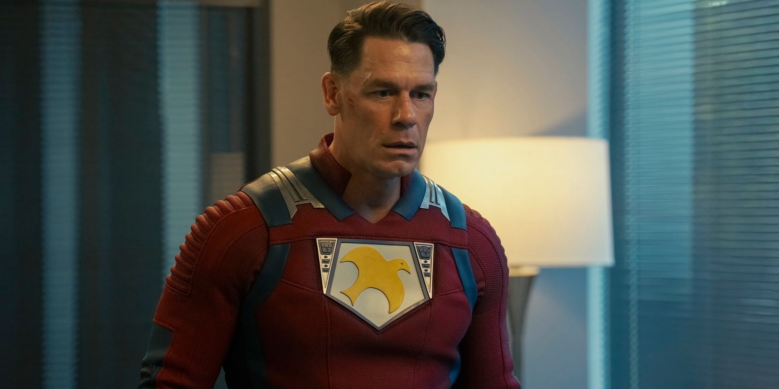 Le Peacemaker de John Cena a l'air choqué avec son costume de super-héros dans la saison 2.