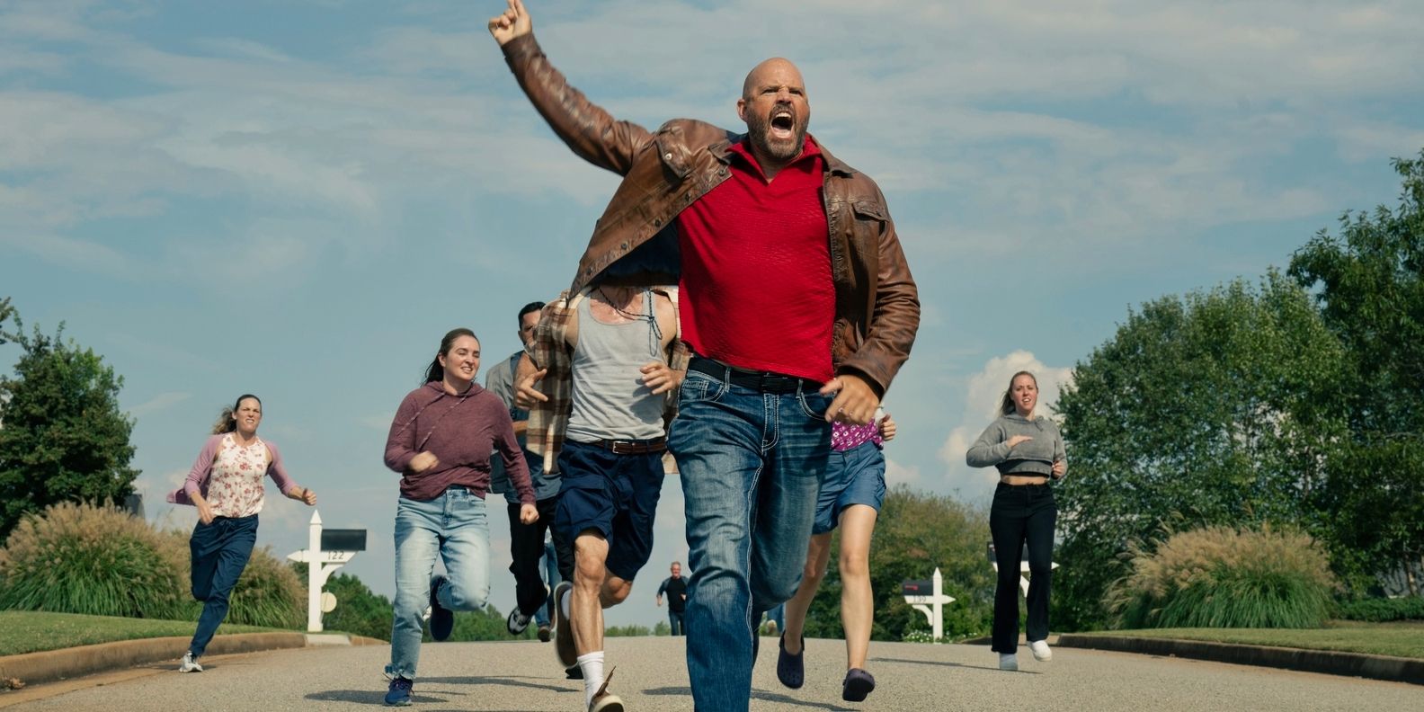Keith et la foule pourchassant Adebayo dans la saison 2 de Peacemaker.