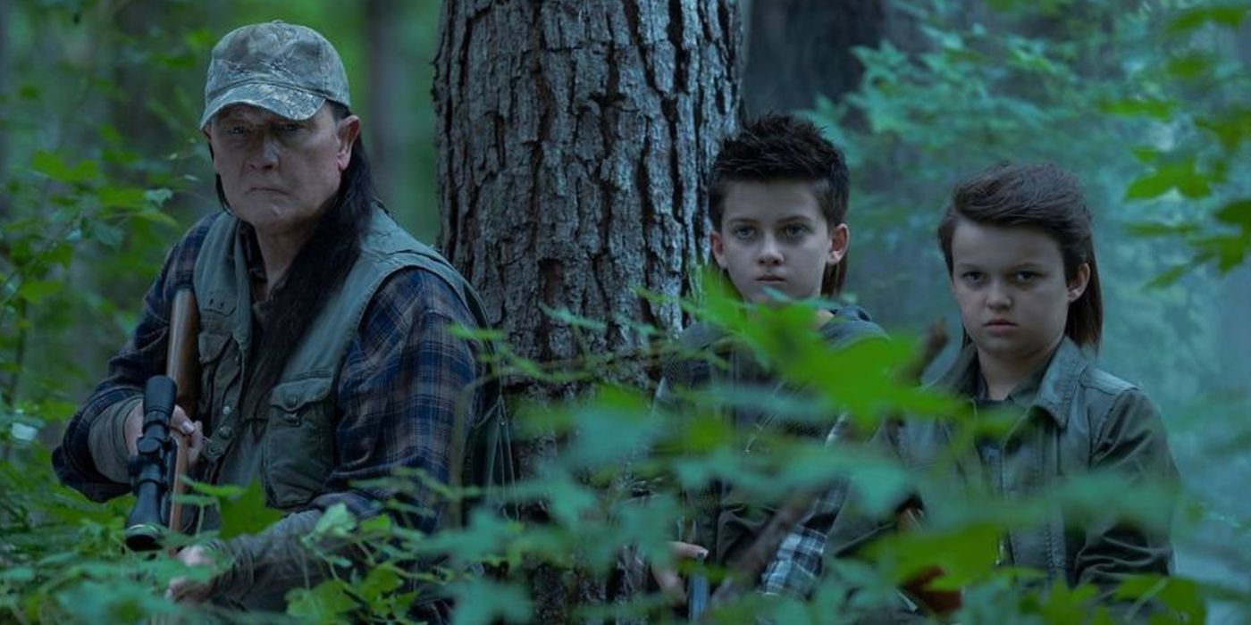 Le jeune Chris aux côtés de son père Auggie (Robert Patrick) et de son frère lors d’une partie de chasse dans l'épisode 4 de la saison 2 de Peacemaker.