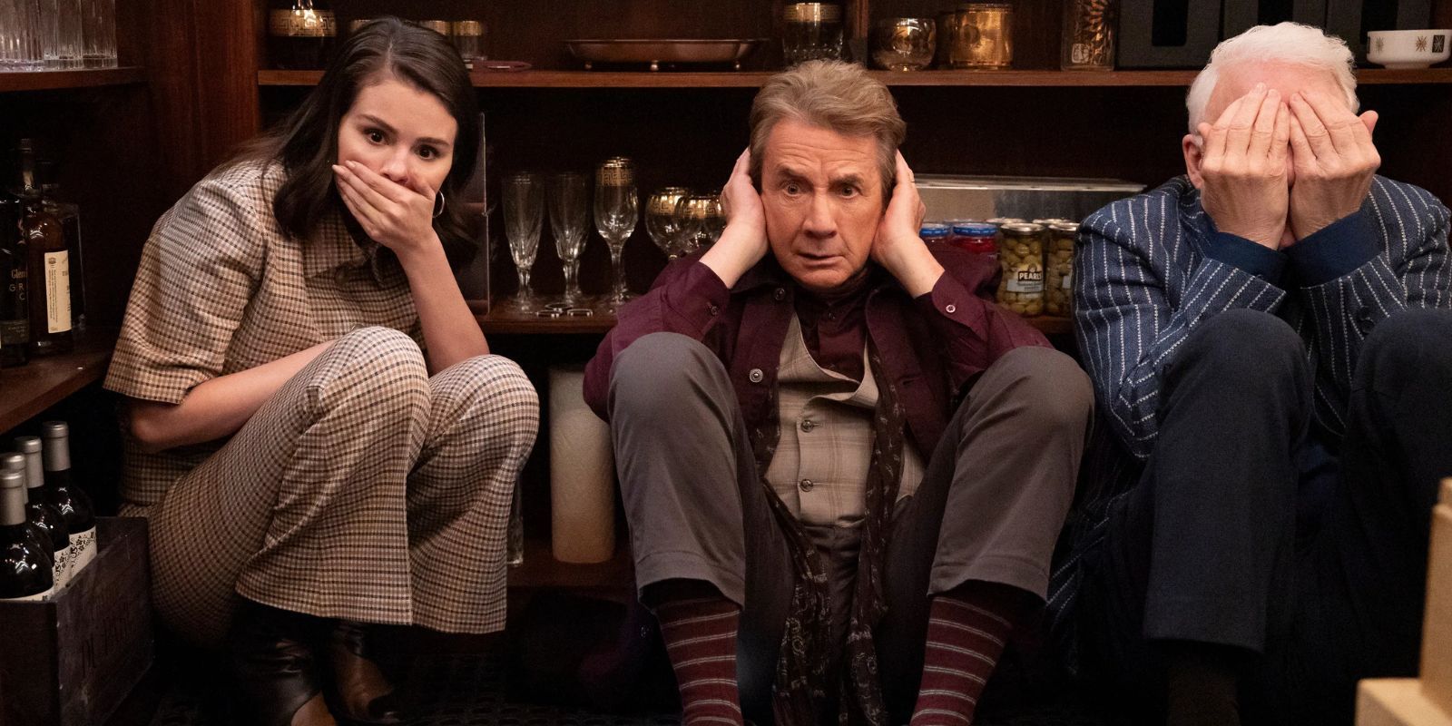 Mabel (Selena Gomez), Oliver (Martin Short) et Charles (Steve Martin) cachés dans un placard dans la saison 5 d’Only Murders in the Building