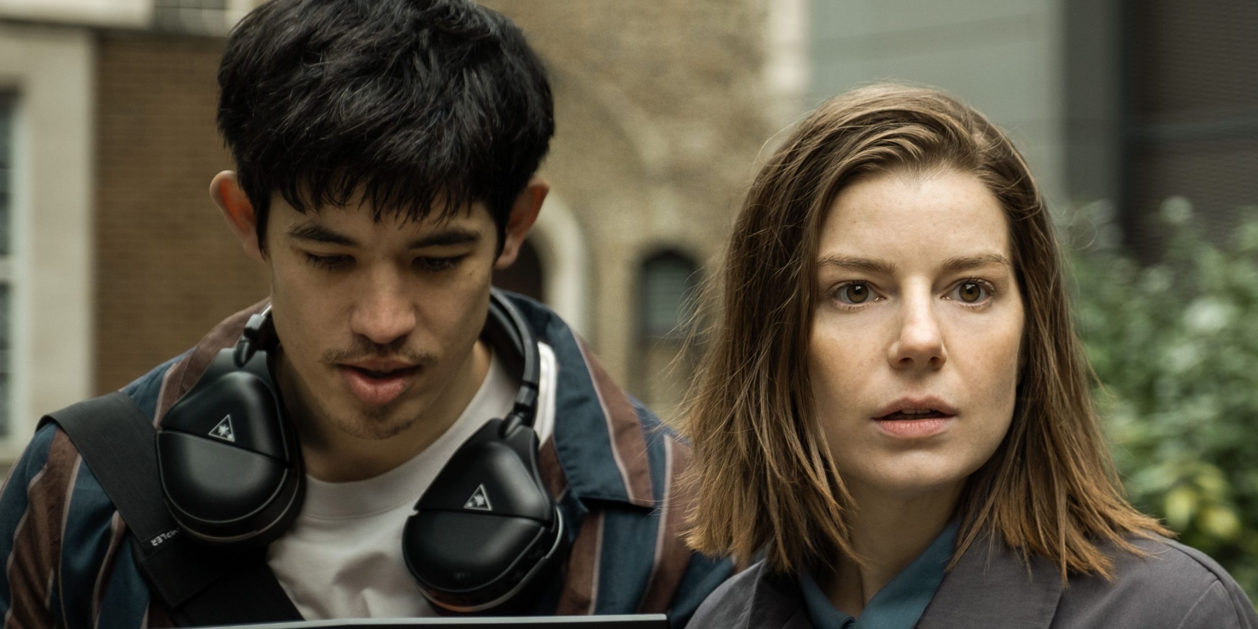 Christopher Chung et Aimee-Ffion Edwards dans Slow Horses.