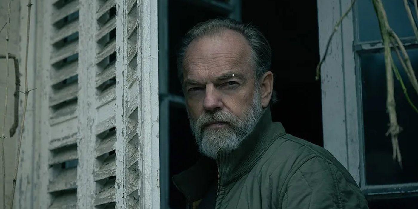 Hugo Weaving dans le rôle de Frank Harkness, avec un air méchant pendant la saison 4 de Slow Horses.