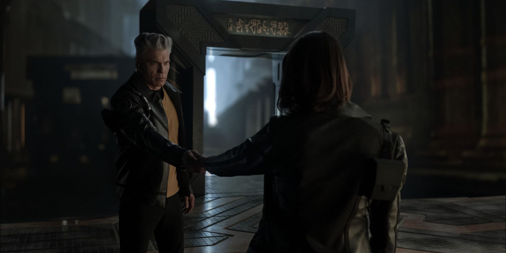 Anson Mount dans le rôle du capitaine Pike et Melanie Scrofano dans celui de Batel.