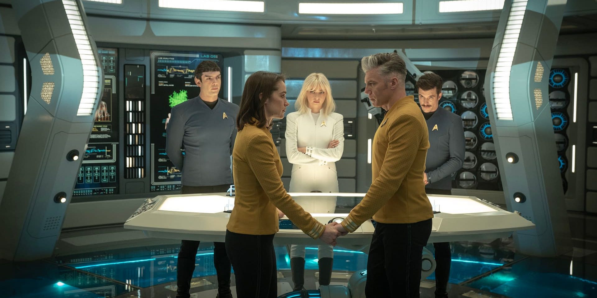 Ethan Peck dans le rôle de Spock, Melanie Scrofano dans celui de Batel, Jess Bush dans celui de Chapel, Anson Mount dans celui du capitaine Pike et Dan Jeanotte dans celui de Sam Kirk dans l'épisode 10 de la saison 3 de Strange New Worlds.