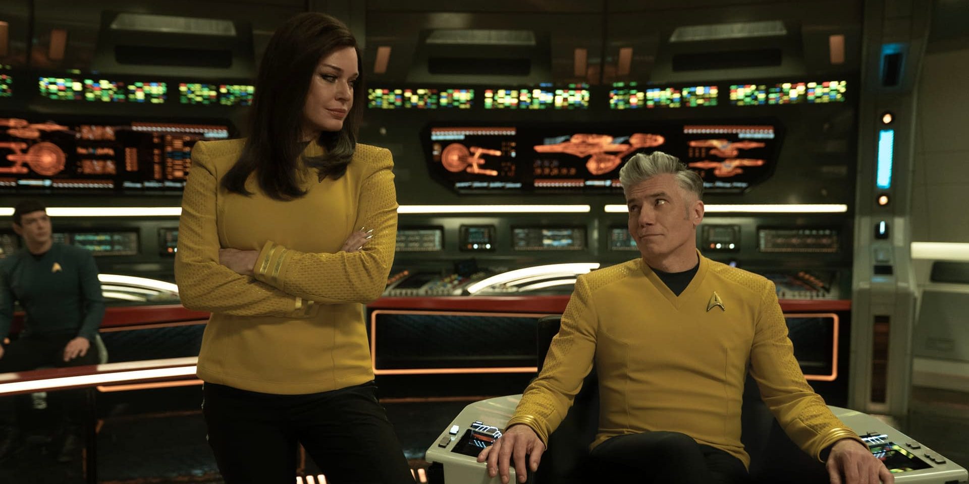 Rebecca Romijn dans le rôle d'Una et Anson Mount dans celui du capitaine Pike dans l'épisode 10 de la saison 3 de Strange New Worlds, diffusé en streaming sur Paramount+.