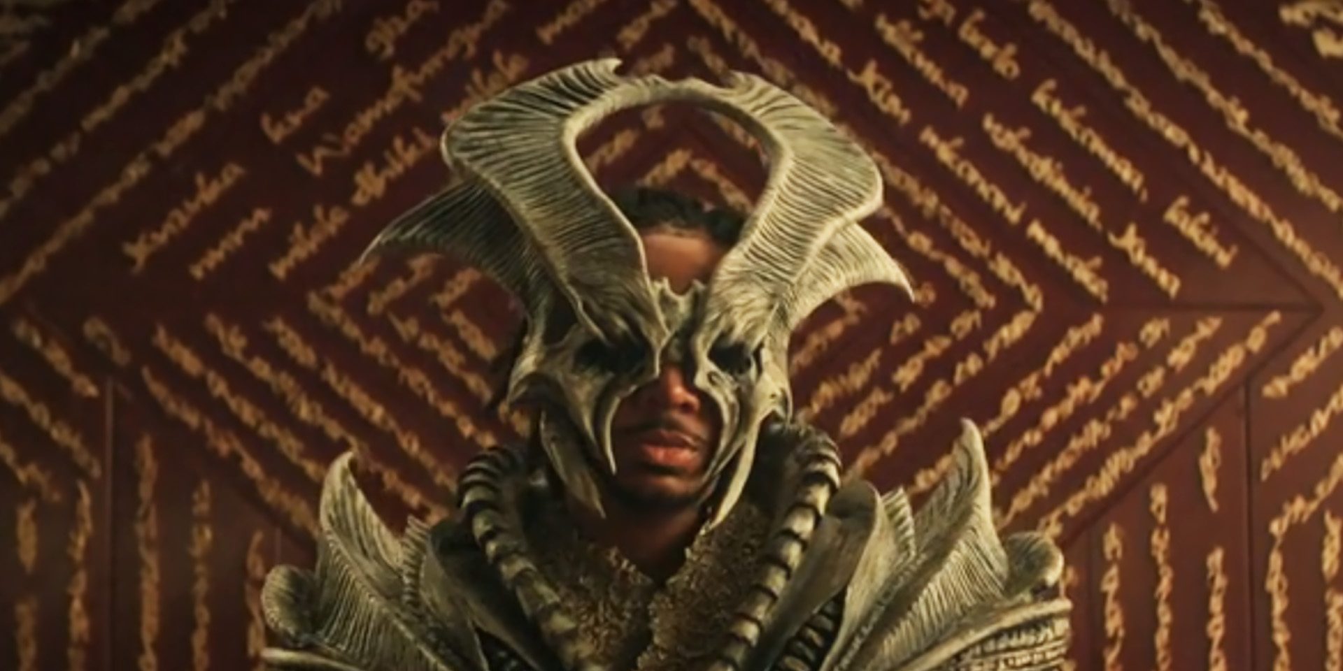 Gamble possédé par le Vezda, portant un masque rituel sur Skygowan dans Star Trek: Strange New Worlds.