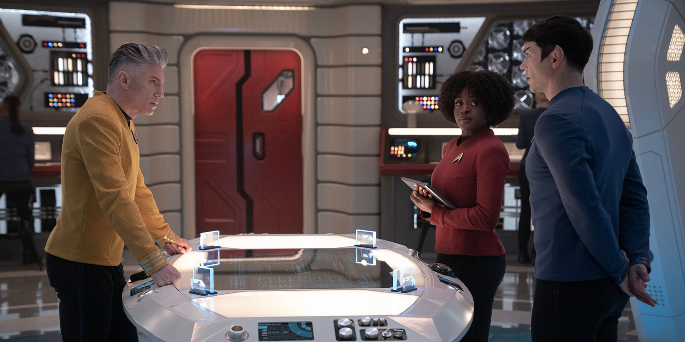 Anson Mount dans le rôle de Pike, Celia Rose Gooding dans le rôle d'Uhura et Ethan Peck dans le rôle de Spock dans l'épisode 9 de la saison 3 de Strange New Worlds.