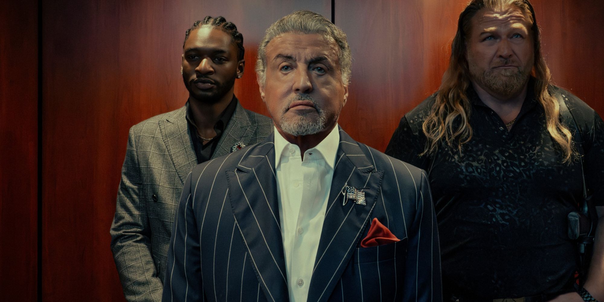 Sylvester Stallone dans le rôle de Dwight Manfredi flanqué de Jay Will dans le rôle de Tyson Mitchell et Mike Walden dans le rôle de Bigfoot dans la saison 3 de Tulsa King.