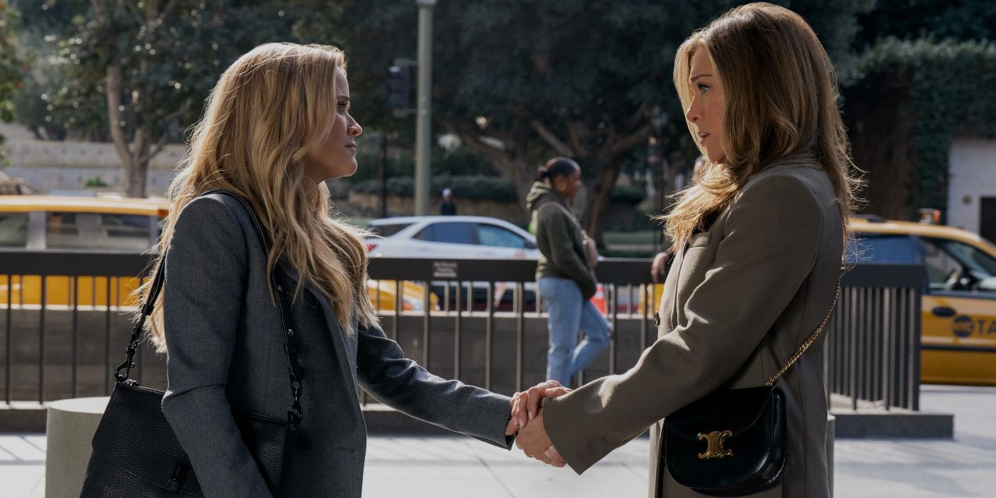Jennifer Aniston et Reese Witherspoon se serrent la main dans The Morning Show saison 4.