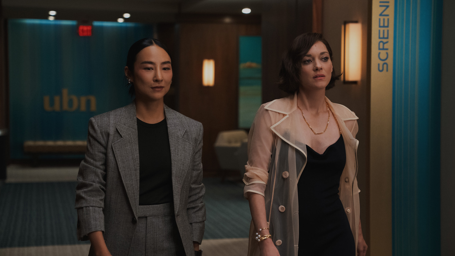 Greta Lee et Marion Cotillard dans la saison 4 de The Morning Show.