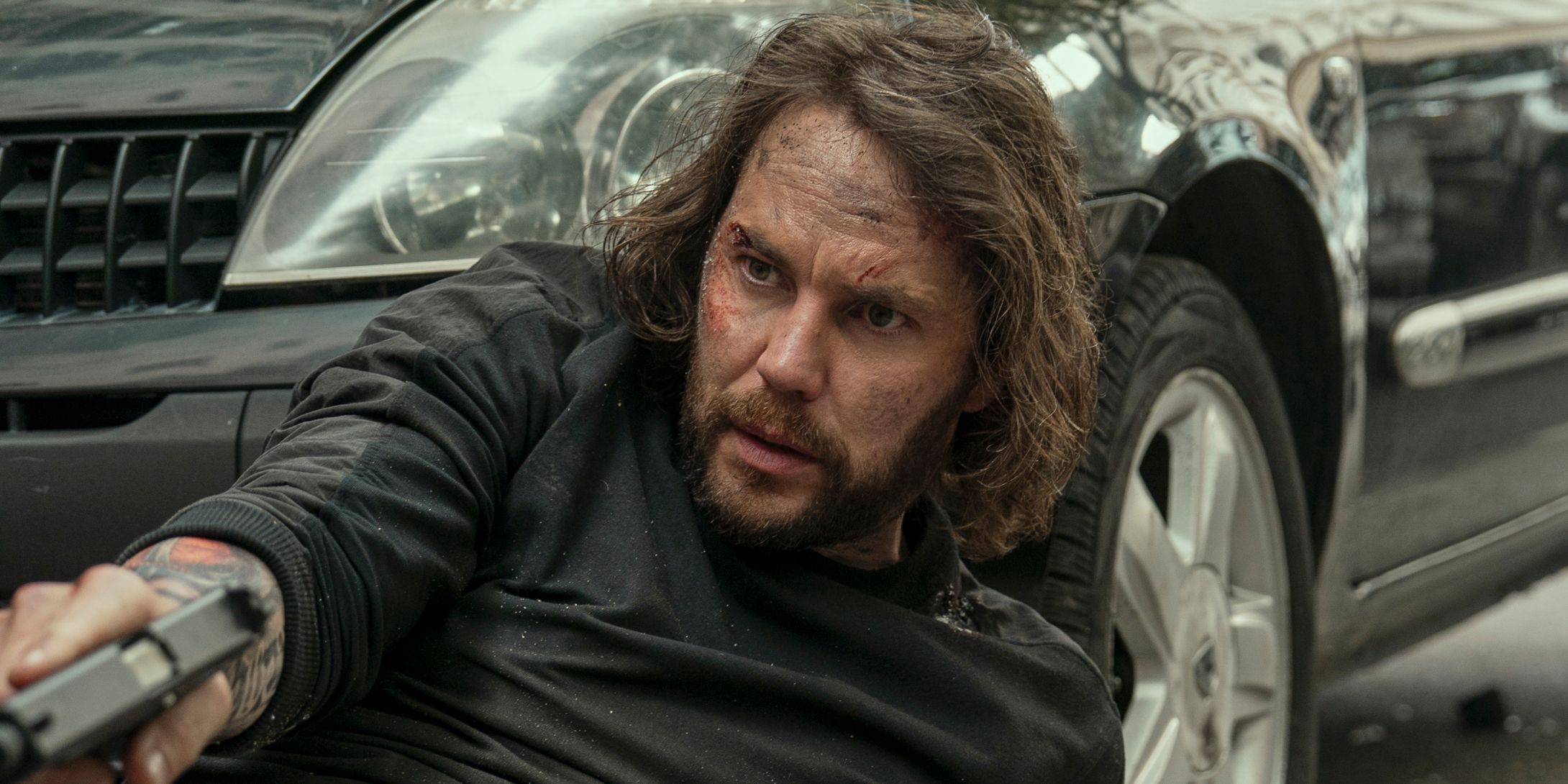 Taylor Kitsch dans le rôle de Ben Edwards de profil avec du sang sur le visage dans The Terminal List: L'Ombre du Loup.