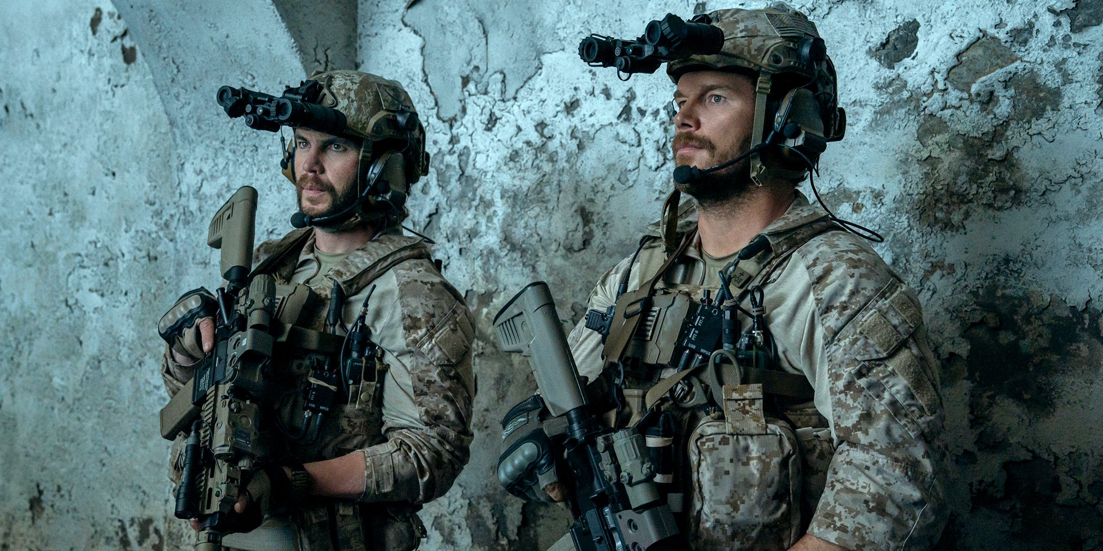 James Reece (Chris Pratt) et Reece et Ernest « Boozer » Vickers (Jared Shaw) en tenue militaire dans The Terminal List : L'ombre du loup.