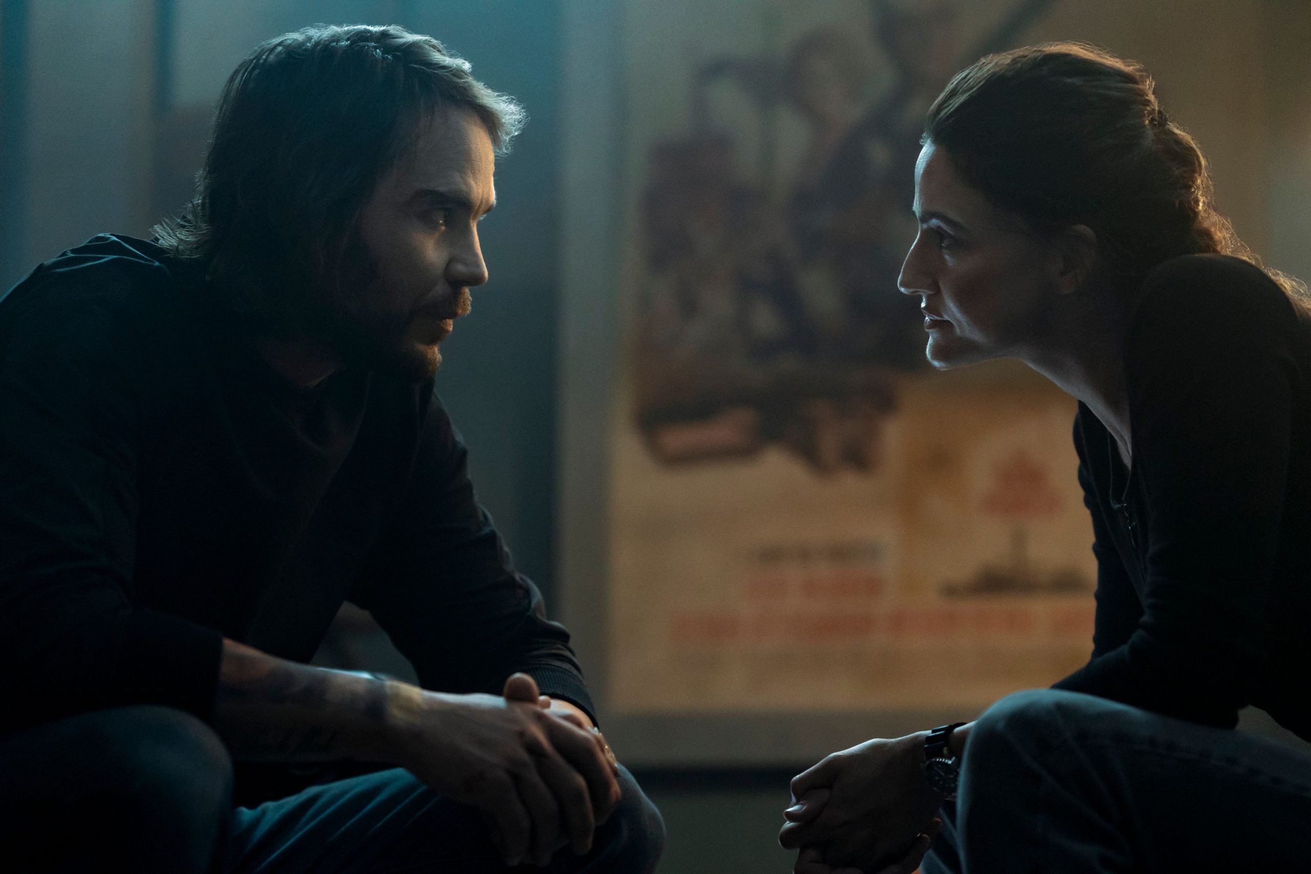 Ben (Taylor Kitsch) et Eliza (Rona-Lee Shimon) discutent en se regardant dans The Terminal List: L'Ombre du Loup