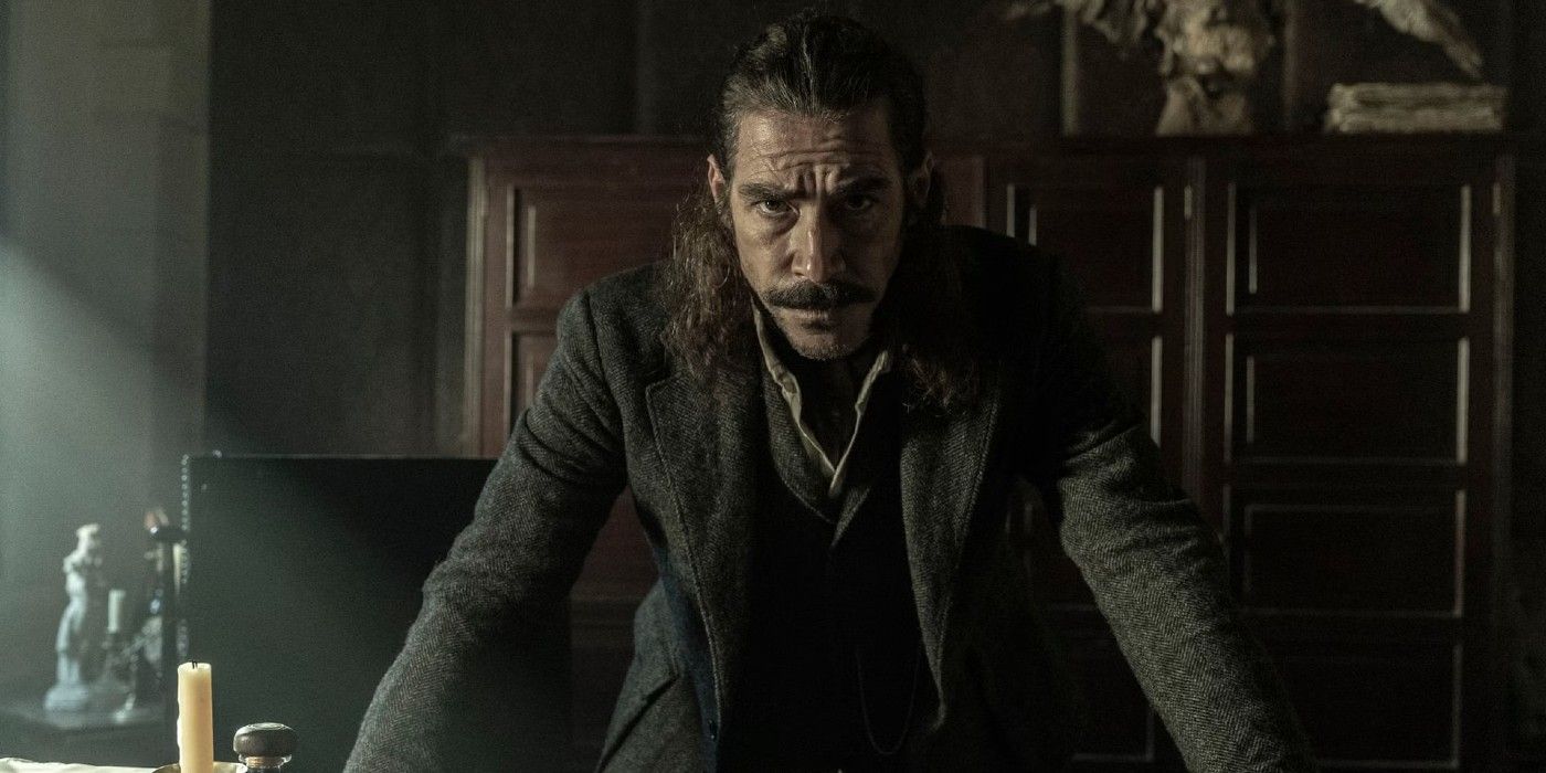 Fede (Oscar Jaenada) dans son bureau dans The Walking Dead : Daryl Dixon.