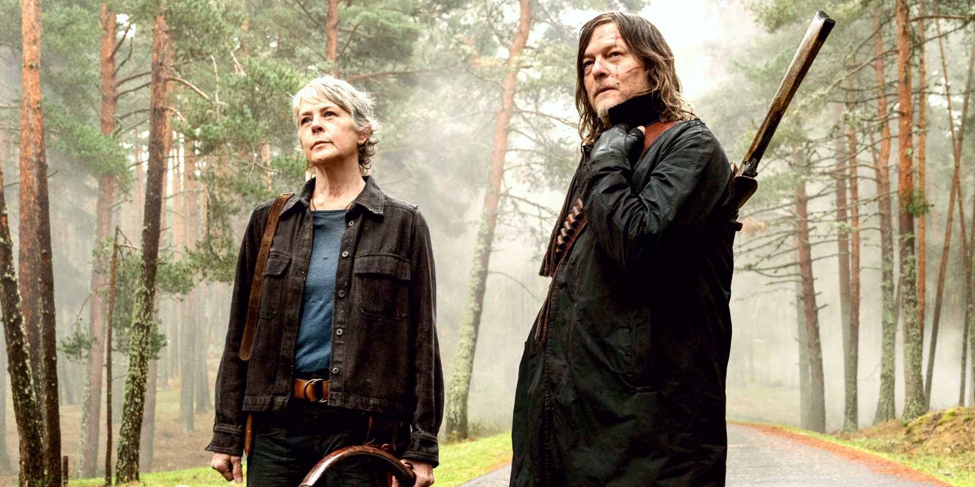 Daryl et Carol dans les forêts d'Europe dans The Walking Dead: Daryl Dixon.