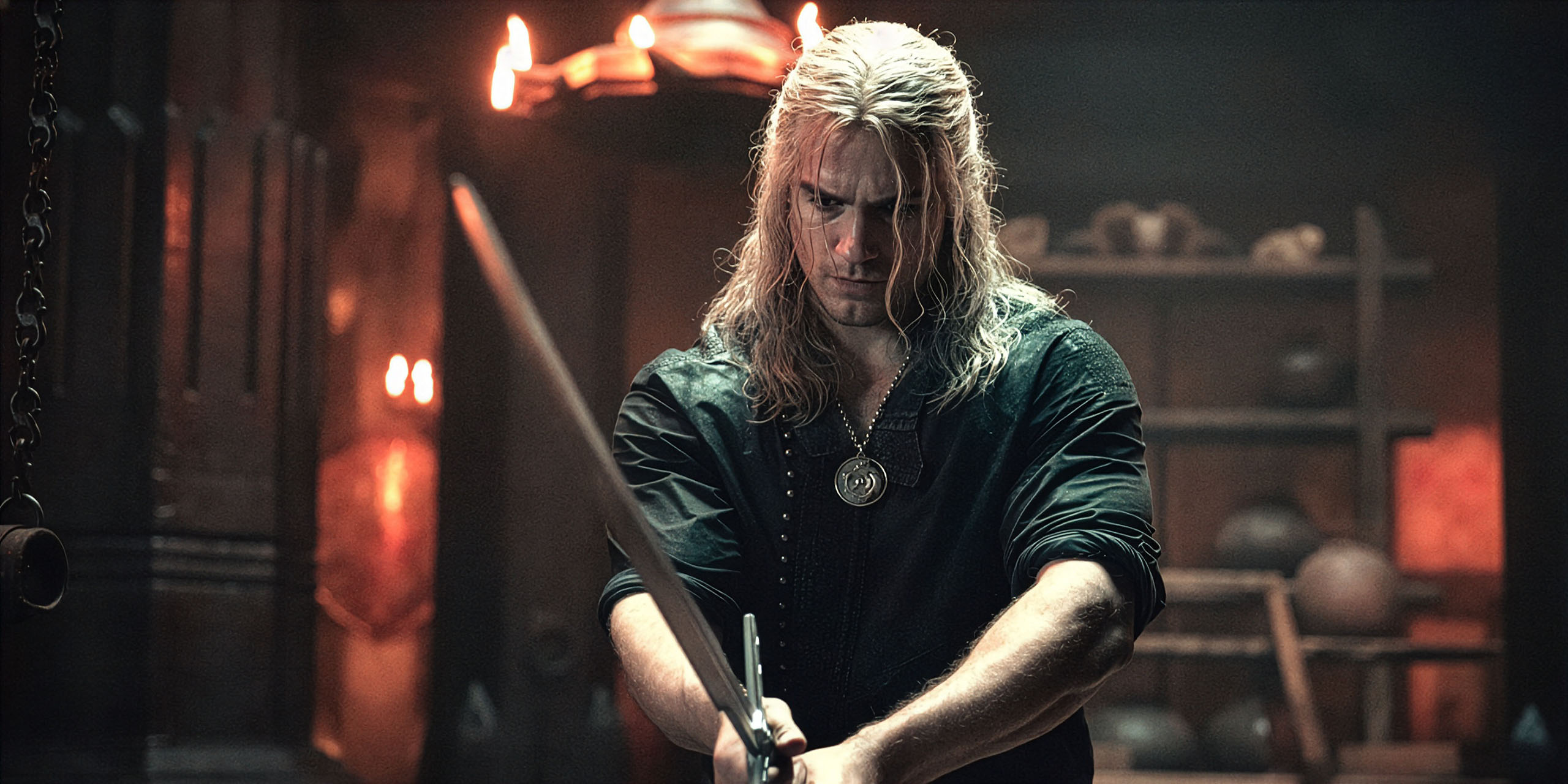 Geralt de Riv (Henry Cavill) l'épée à la main, dans la saison 2 de The Witcher sur Netflix.