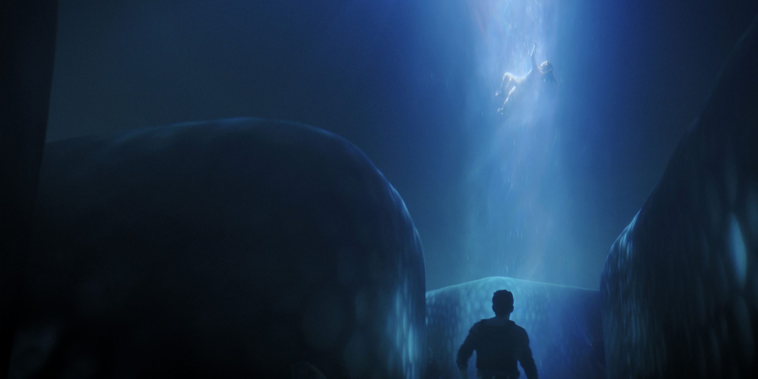 Un corps s'élève dans les airs, suspendu dans un rayon de lumière. Une silhouette sombre au sol observe l'épisode 10 de la saison 3 d'Invasion, « La Destination finale ».