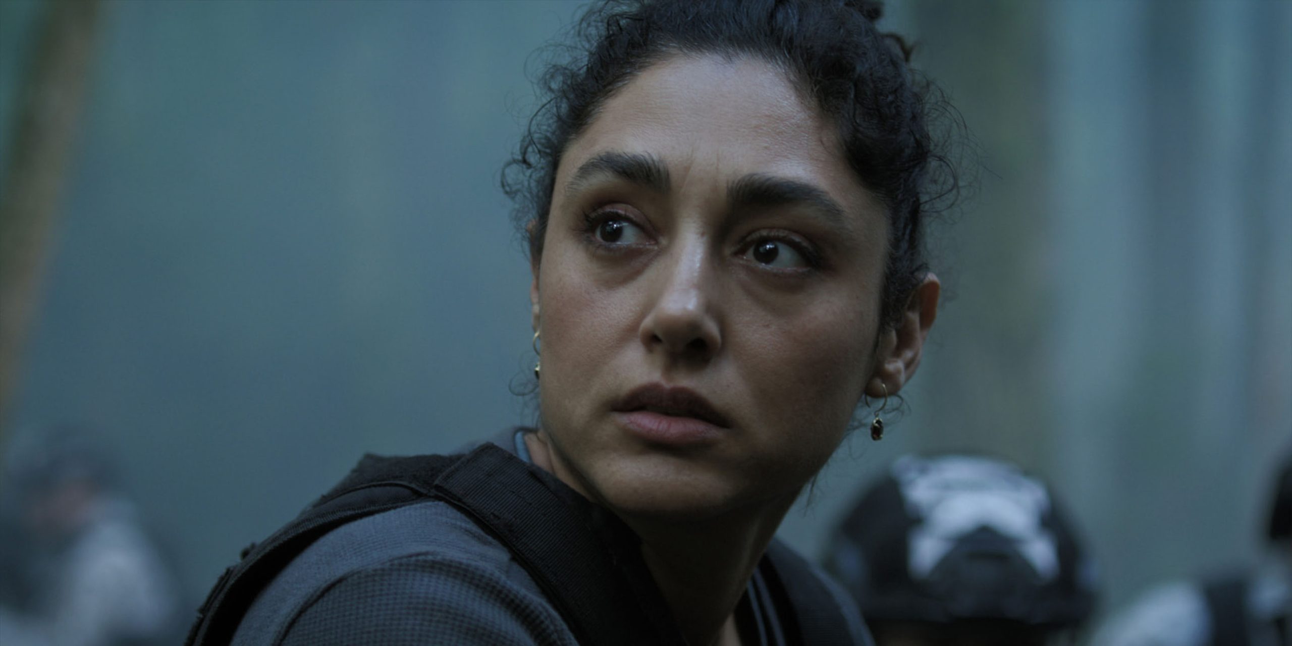 Gros plan d'Aneesha inquiète, dans l'épisode 10 de la saison 3 d'Invasion.