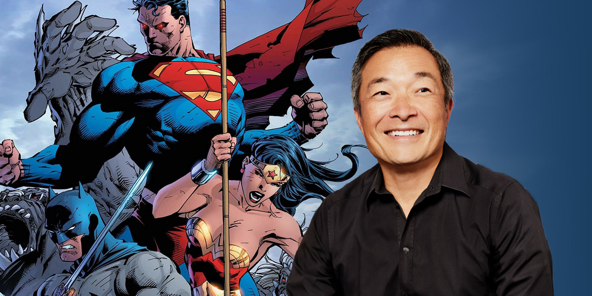Jim Lee, boss de DC Comics, devant une de ses illustration de couverture avec Superman, Batman et Wonder Woman.