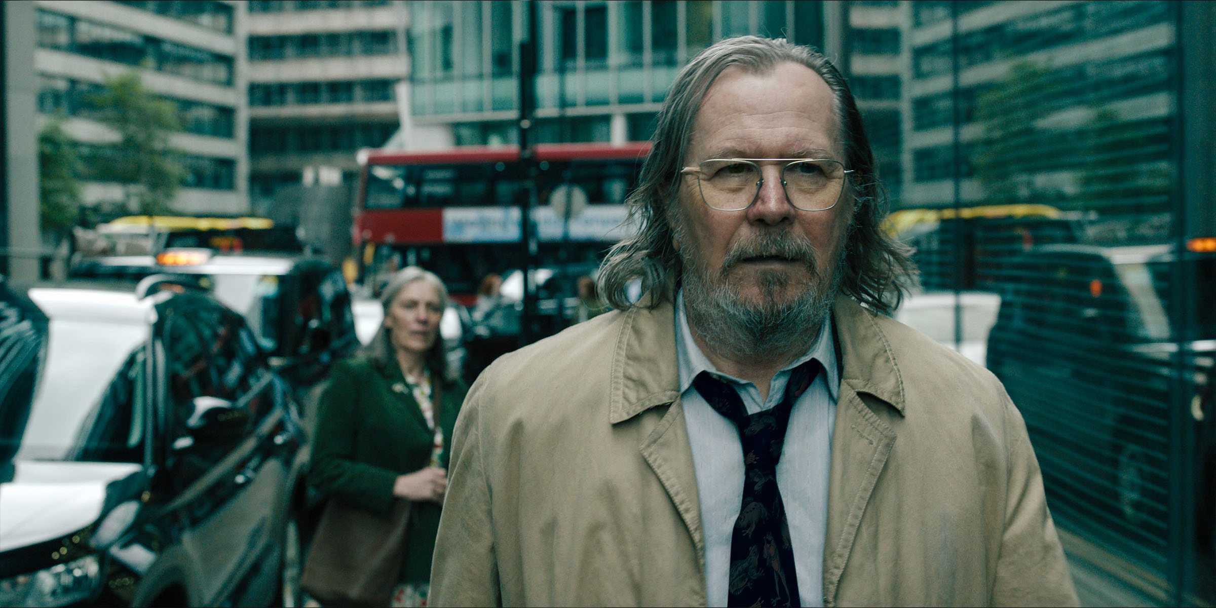 Jackson Lamb (Gary Oldman) marchant dans les rues de Londres dans l'épisode 5 de la saison 5 de Slow Horses.