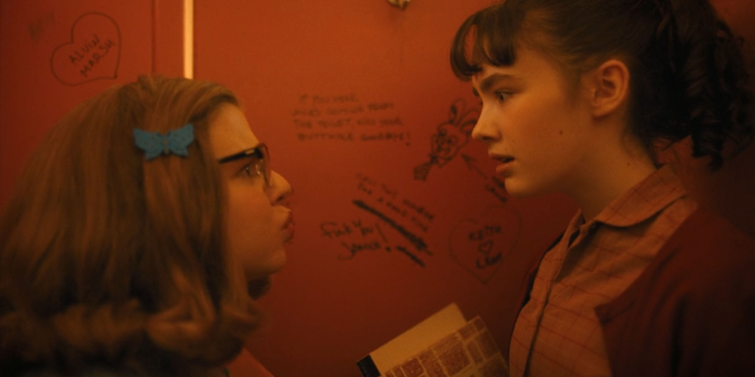 Lilly Bainbridge (Clara Stack) devant son casier plein de tags insultants dans Ça : Bienvenue à Derry.
