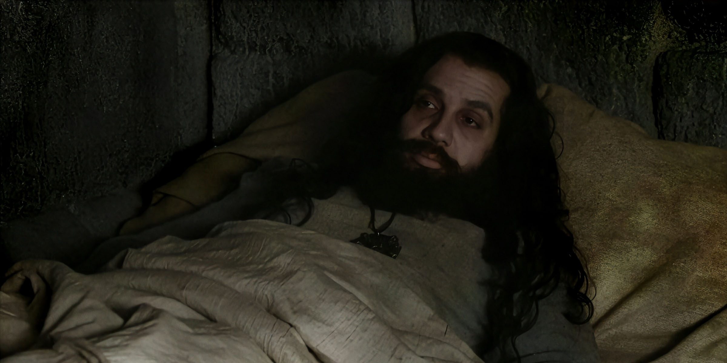 Arthur (Alexandre Astier) dans son lit, mourrant, dans la saison 5 de la série Kaamelott.