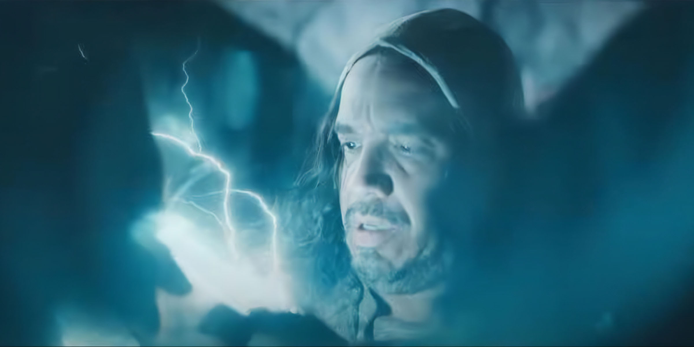Arthur (Alexandre Astier) tenant un artefact magique créant des éclairs dans Kaamelott : Deuxième Volet (partie 1).