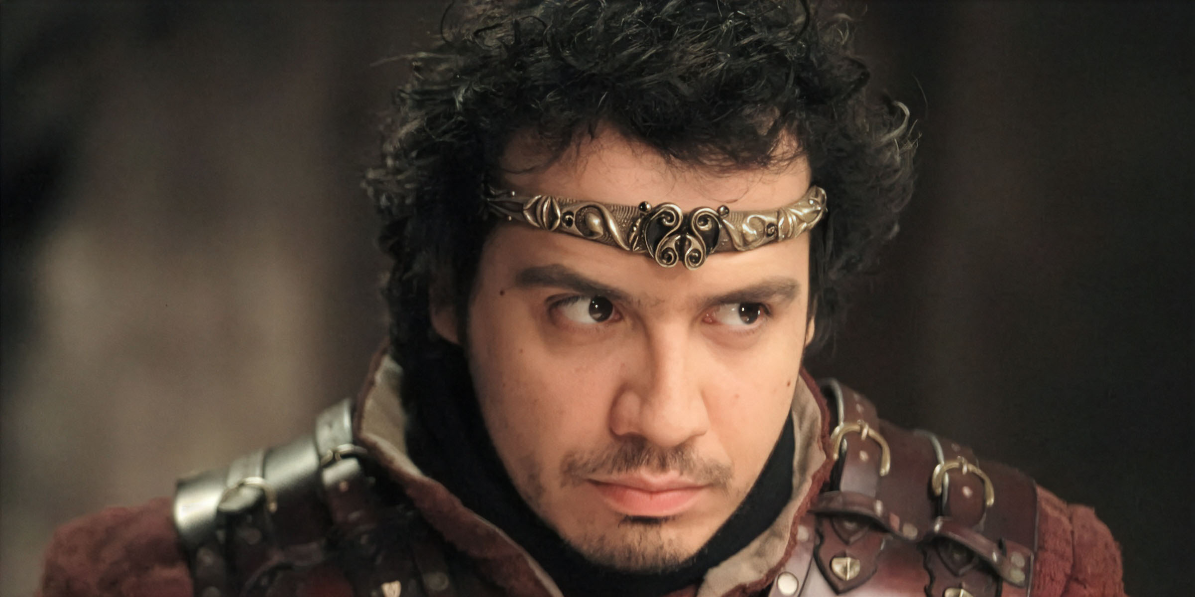 Alexandre Astier dans le rôle d'Arthur Pendragon dans la série Kaamelott.