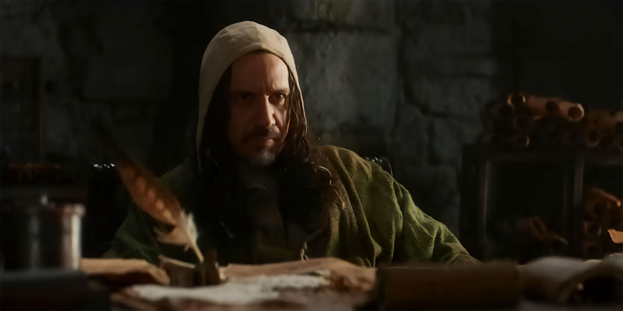Arthur (Alexandre Astier) la plume à la main, interrogeant le Jurisconsulte (Christian Clavier) dans Kaamelott - Deuxième Volet, partie 1.
