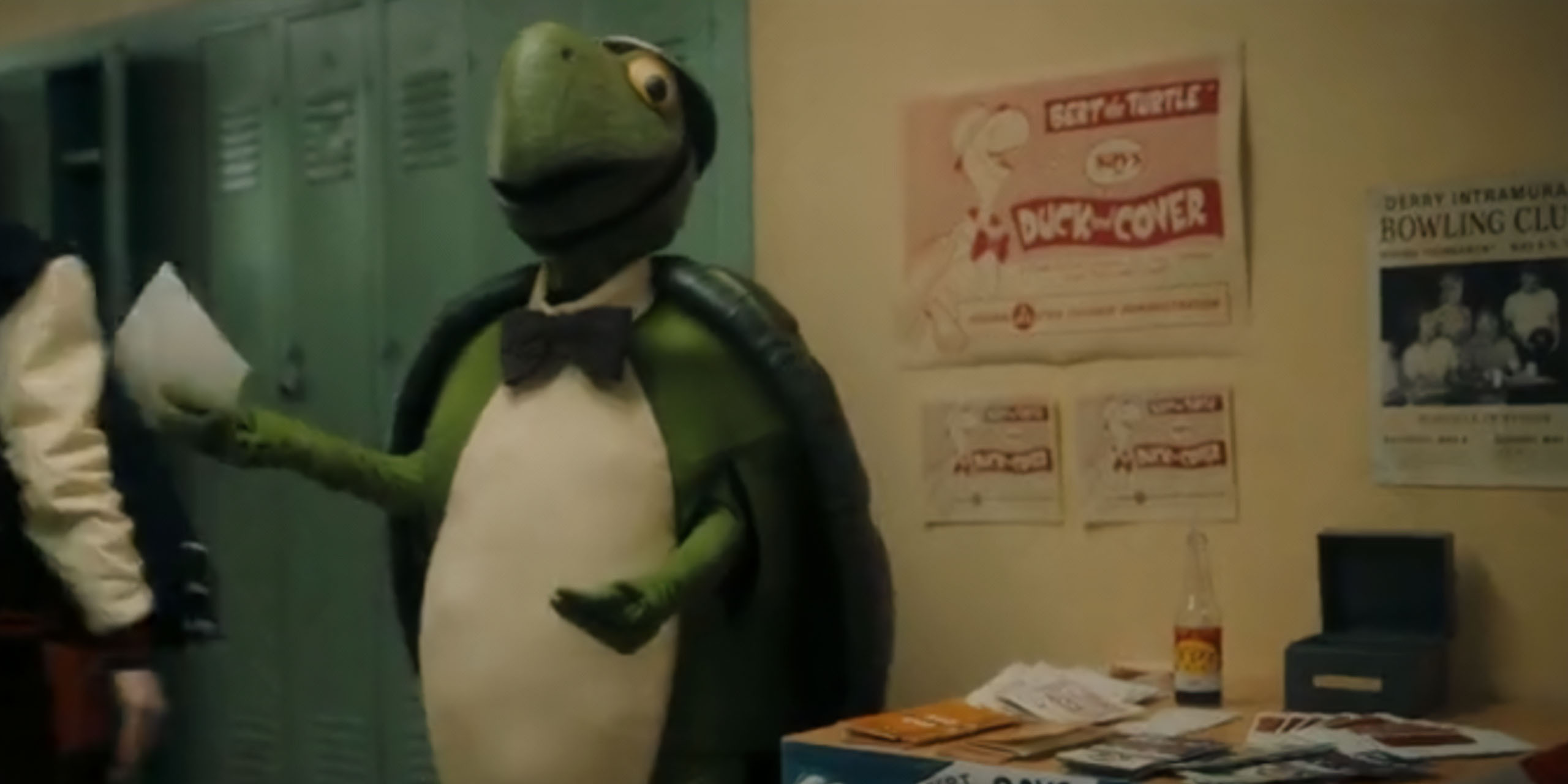 Bert la tortue dans le collège dans Ça : Bienvenue à Derry.