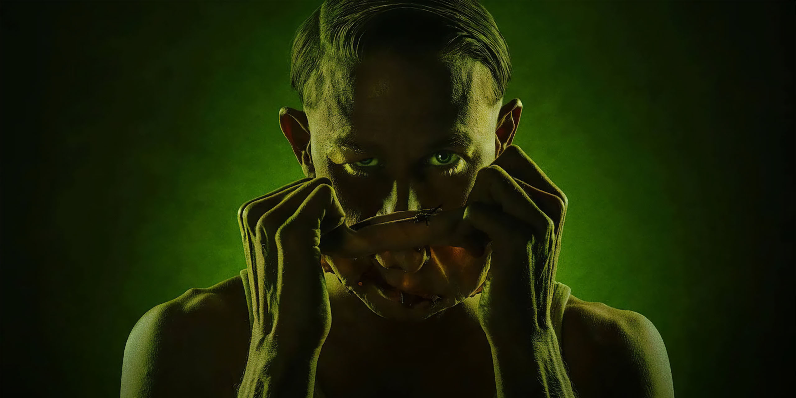 Charlie Hunnam est Ed Gein dans la série Monster: The Ed Gein Story.