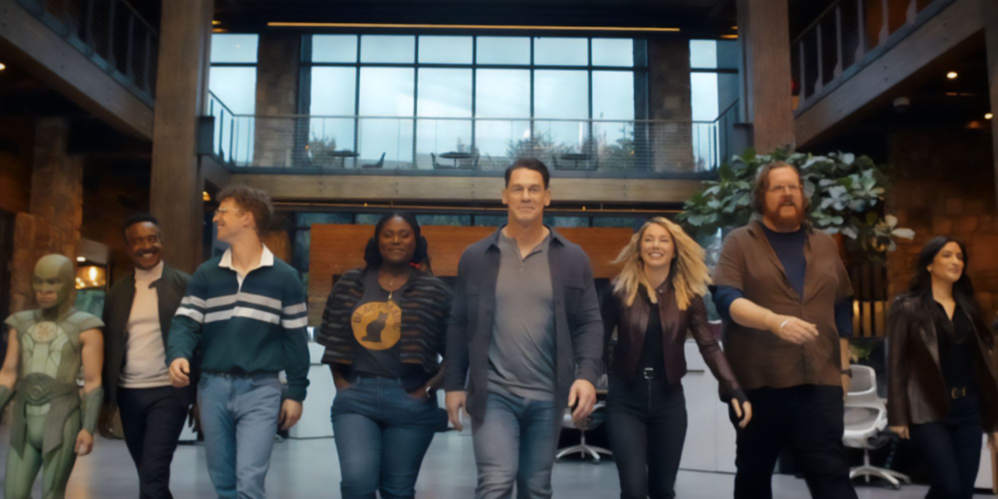 Judomaster (Nhut Le), Fleury (Tim Meadows), Adrian (Freddie Stroma), Adebayo (Danielle Brooks), Chris (John Cena), Harcourt (Jennifer Holland), dans le final de la saison 2 de Peacemaker.