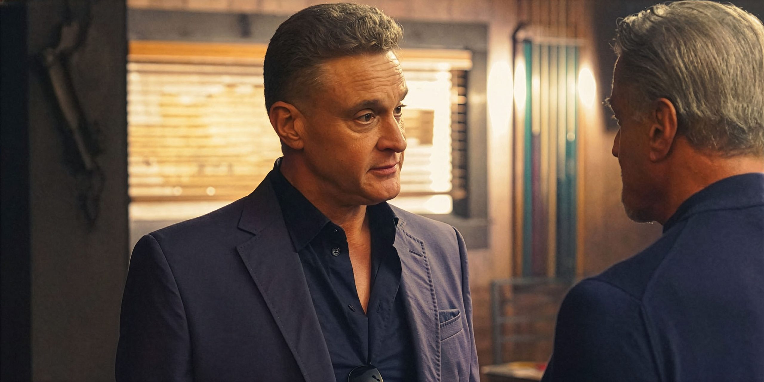 Chris Caldovino, dans le rôle de Dennis « Goodie » Carangi, discute avec Sylvester Stallone, dans le rôle de Dwight Manfredi, dans Tulsa King