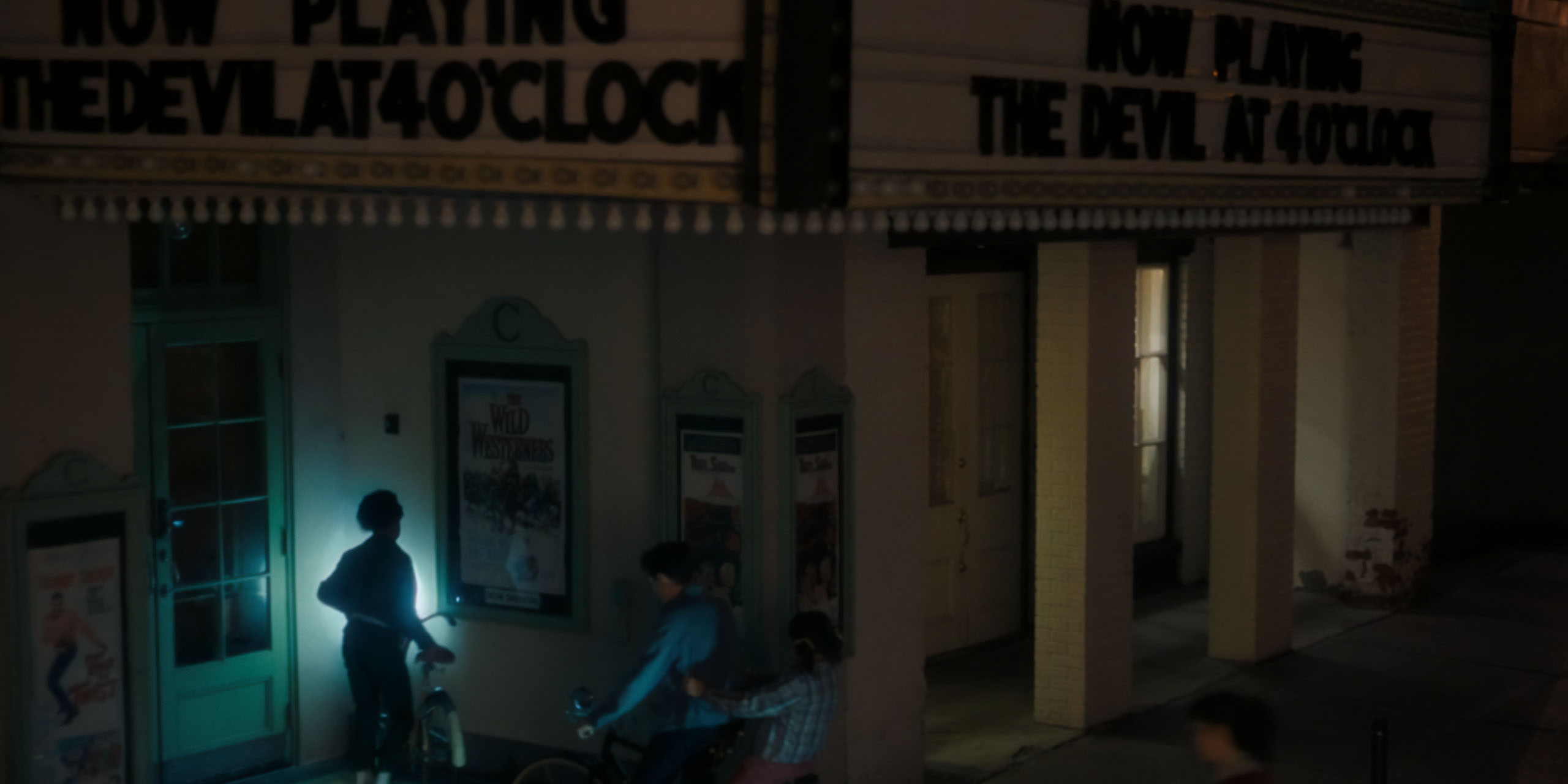 The Devil at 4 O’Clock est diffusé au cinéma dans Ça : Bienvenue à Derry.