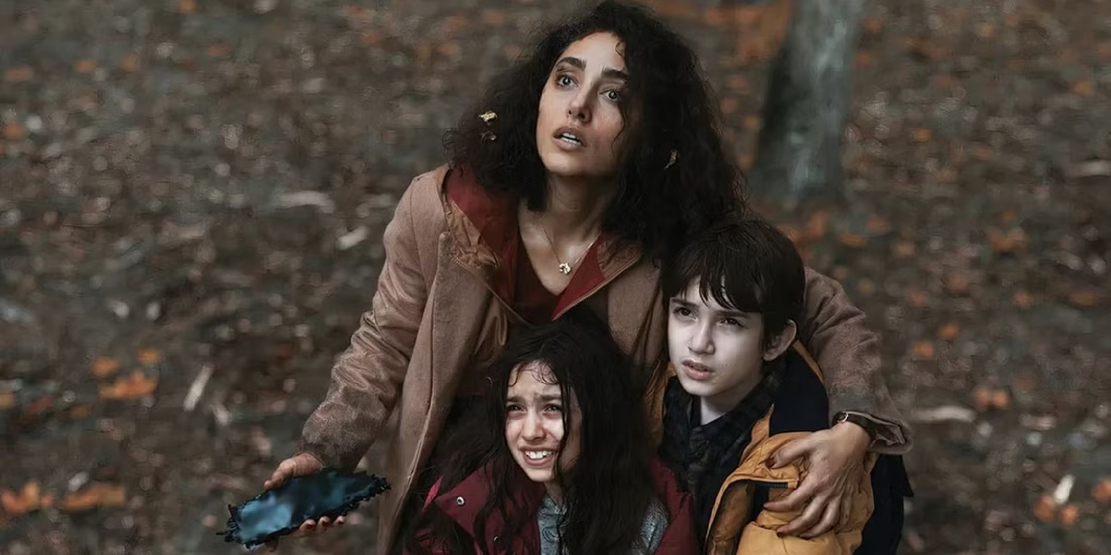 Une famille inquiète face à l'invasion alien dans Invasion.