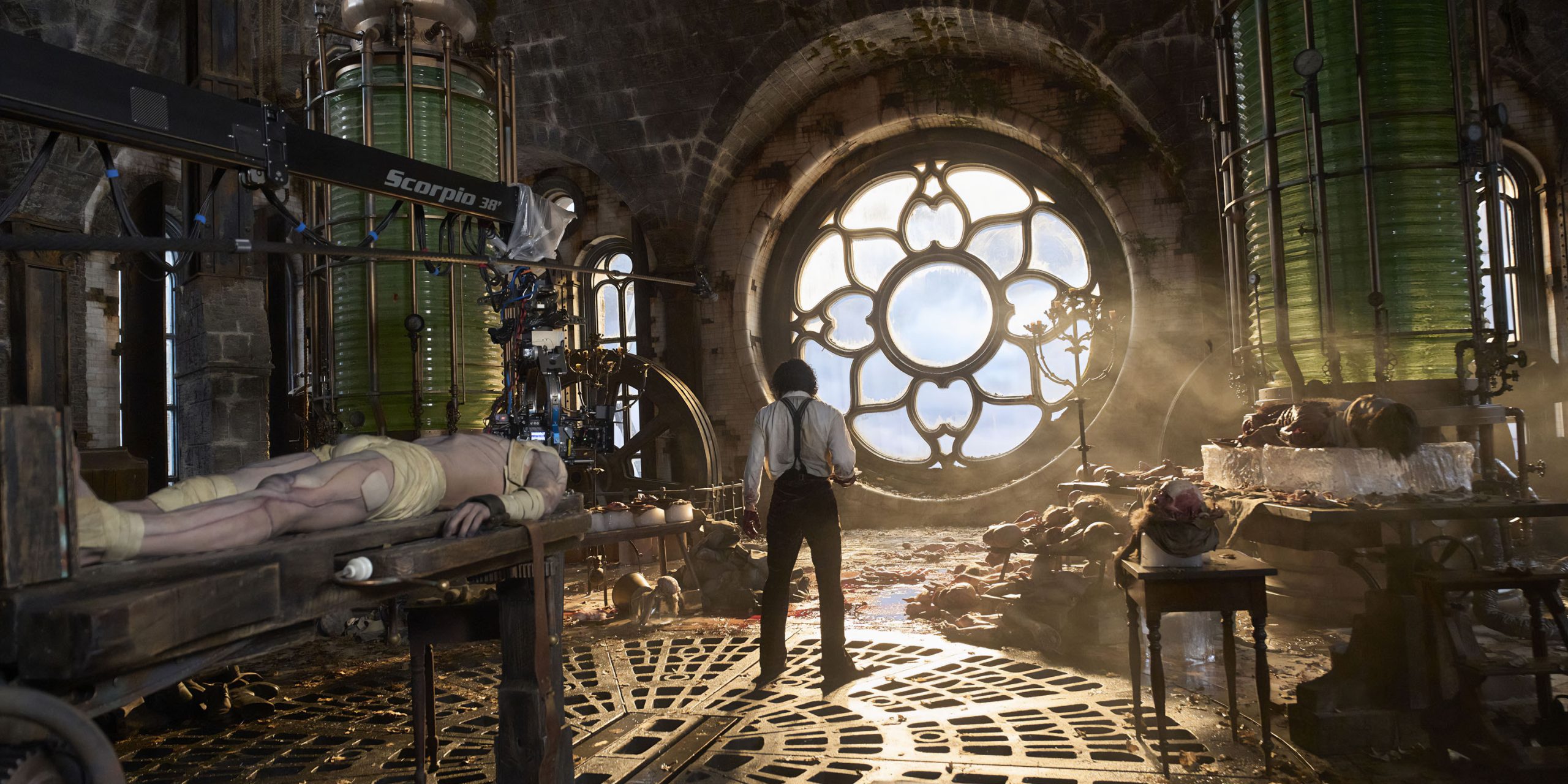 Oscar Isaac sur le tournage du film Frankenstein de Guillermo del Toro pour Netflix.