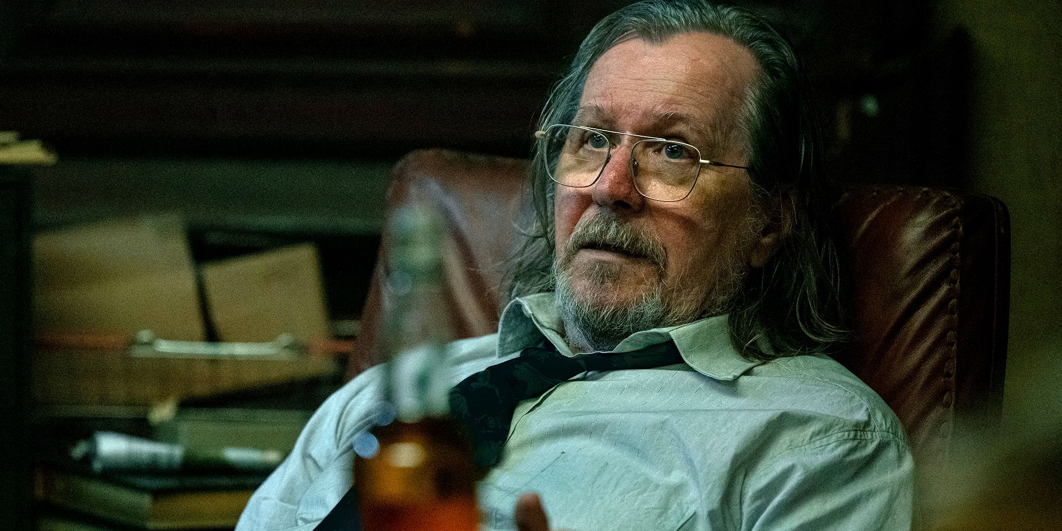 Jackson Lamb, interprété par Gary Oldman, a l'air inquiet assis sur une chaise dans la saison 5 de Slow Horses.