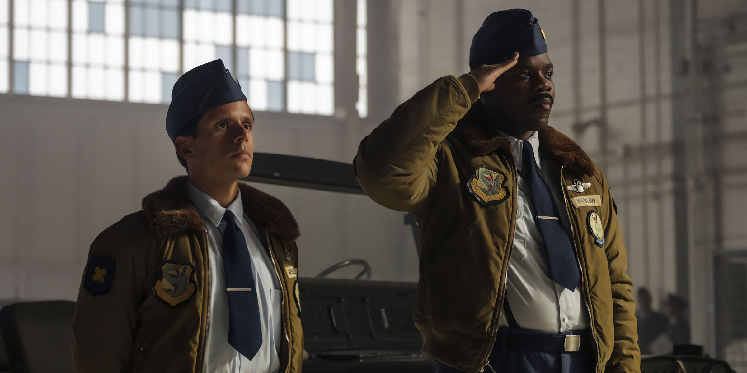 Le major Leroy Hanlon (Jovan Adepo) saluant dans une base militaire dans le premier épisode de Ça : Bienvenue à Derry.