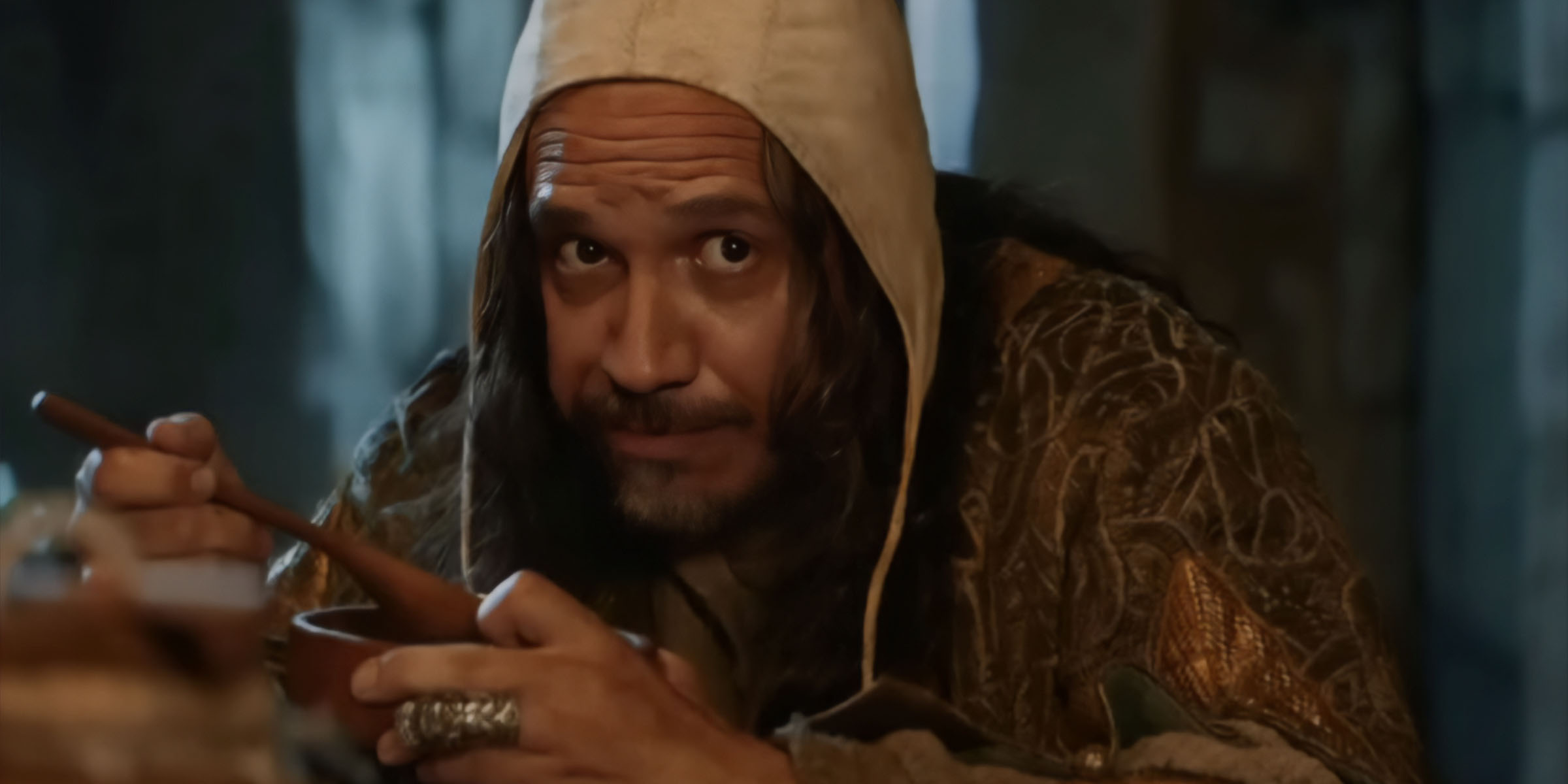 Le Roi Arthur (Alexandre Astier) à table dans Kaamelott - Deuxième Volet, partie 1.