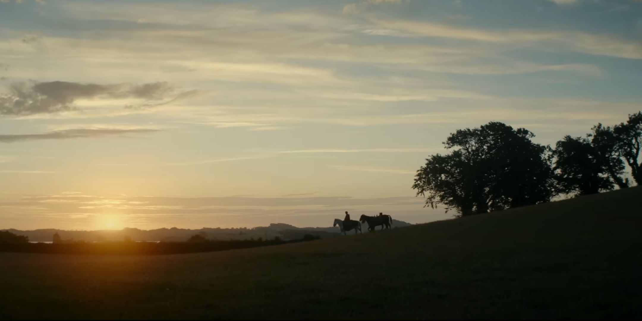 Les silhouettes de deux chevaliers durant un coucher de soleil dans A Knight of Seven Kingdoms.