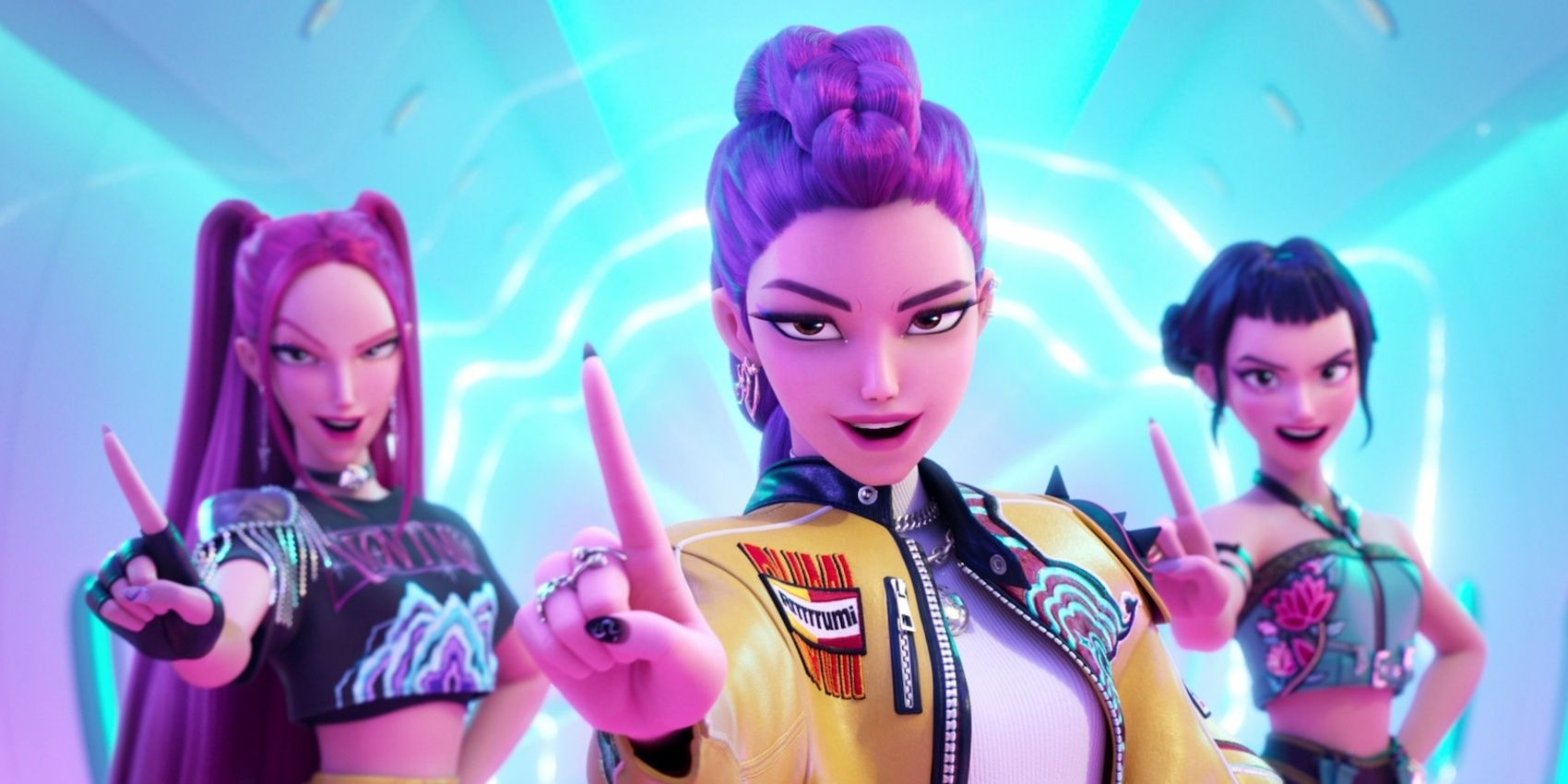 Mira, Rumi et Zoey de KPop Demon Hunters se tiennent en ligne, les doigts pointés vers le haut et des sourires narquois sur leurs visages.