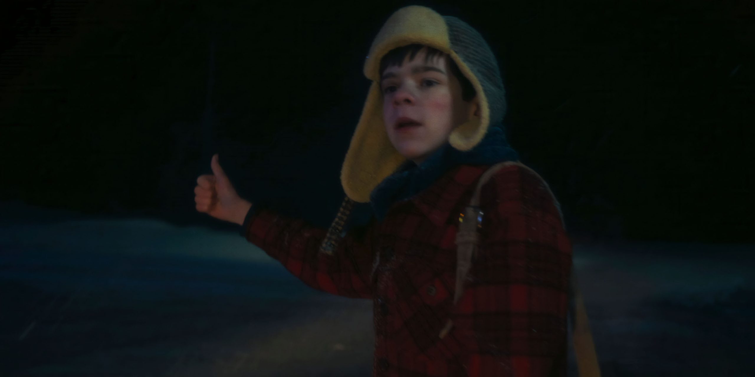 Matty Clements (Miles Eckhardt) faisant du stop dans le premier épisode de Ça : Bienvenue à Derry.